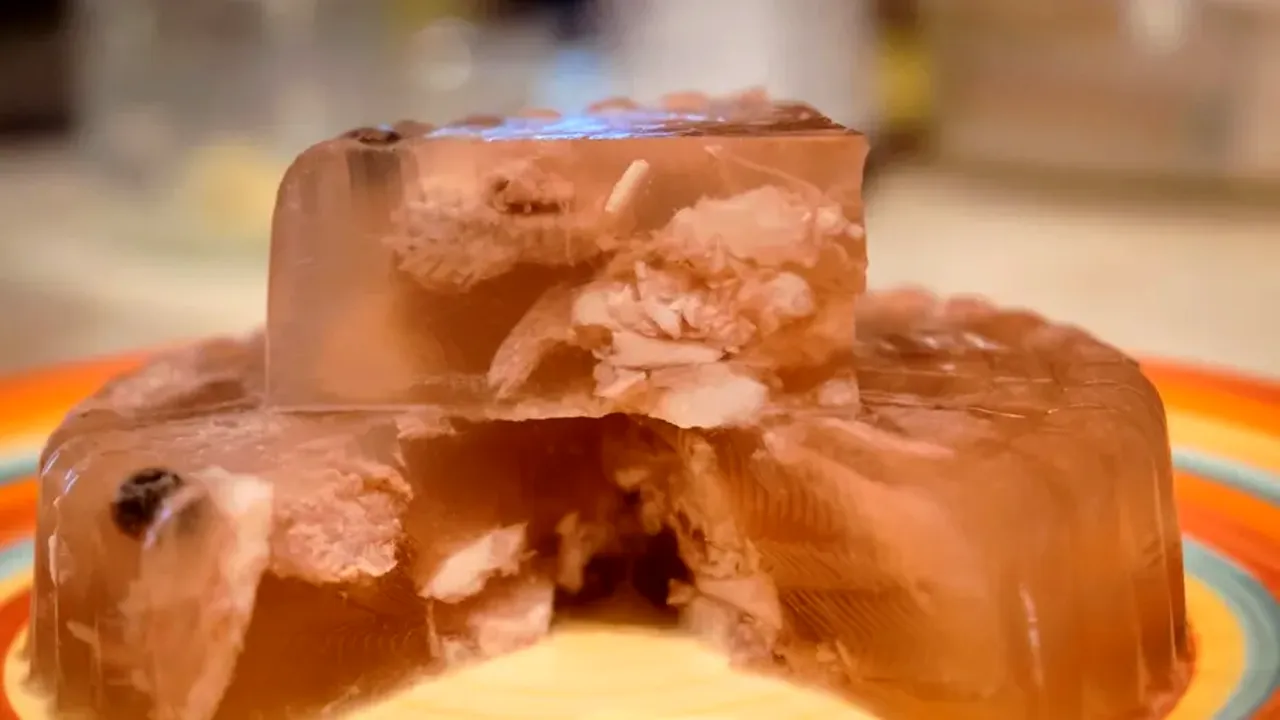 Condimentul care COMPROMITE gustul piftiei de porc. Ce greșeli trebuie să eviți