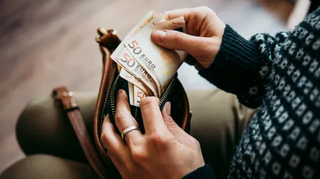 Cine sunt românii care vor primi un AJUTOR de 1.500 de euro de la stat? Condiții și termene pentru accesarea ajutorului