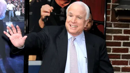 Senatorul american JOHN McCAIN, fost candidat la președinția SUA, învins de un cancer la creier. Era UN PRIETEN al României
