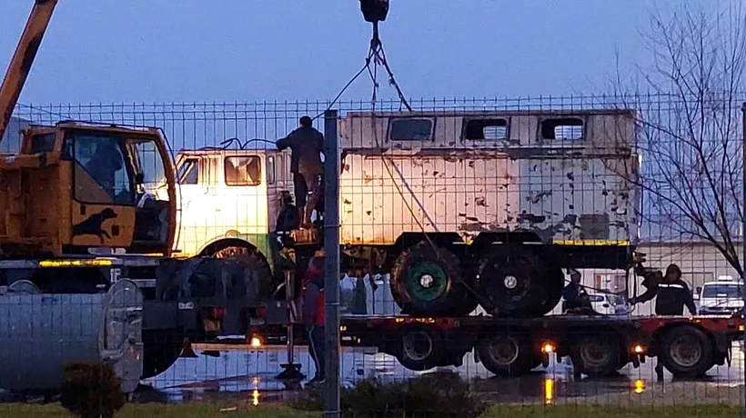 FOTO | Camionul morții de la Cariera Jilț a fost ridicat de la locul tragediei și dus la RAR pentru expertiză