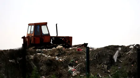 O fată de 16 ani a murit la o groapă de gunoi, strivită de o mașină de la salubrizare