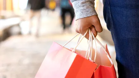 Studiu: 77% dintre consumatori au făcut deja cumpărăturile de Crăciun sau intenționează să cumpere mai devreme, de teama prețurilor tot mai mari / Aproape 70% dintre clienți își doresc să achite coșul în rate