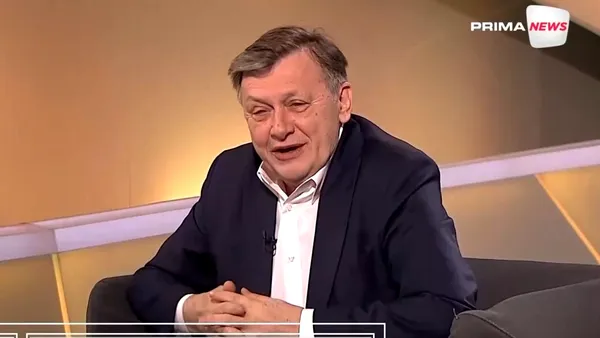 Crin Antonescu: „Spălarea picioarelor, suprema împlinire a demnităţii unui conducător”