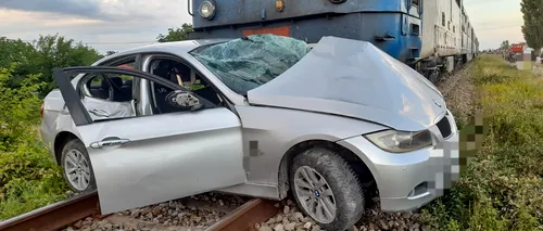 Mașină lovită în plin de un tren în Ialomița. Două persoane au ajuns la spital