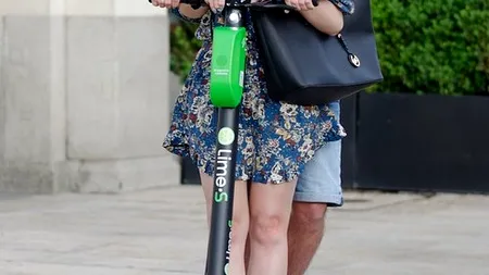 Conducătorii de trotinete electrice, care încalcă normele rutiere, pot fi AMENDAȚI și de polițiștii locali. Legea a fost adoptată în Parlament