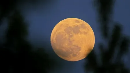 SUPER LUNA. Cea mai mare lună plină din ultimii 70 de ani va putea fi văzută pe cer astăzi