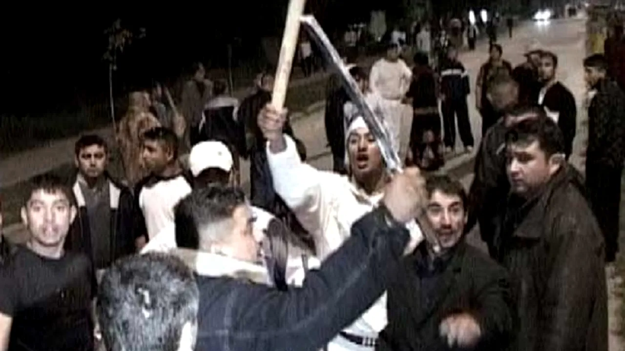 Turiști străini care fac turul Europei pe biciclete, atacați cu pietre de romi, în Sălaj