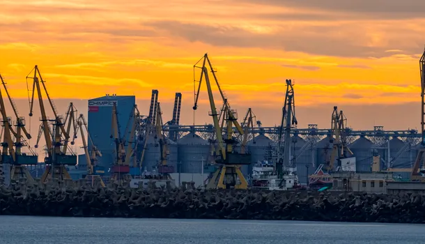 O nouă taxă pentru șoferii de TIR, în Portul Constanța. Transportatorii au tras camioanele pe dreapta