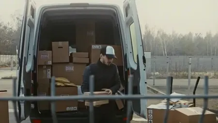 Un curier a aruncat coletul peste GARD, iar reacția clientei a făcut înconjurul internetului