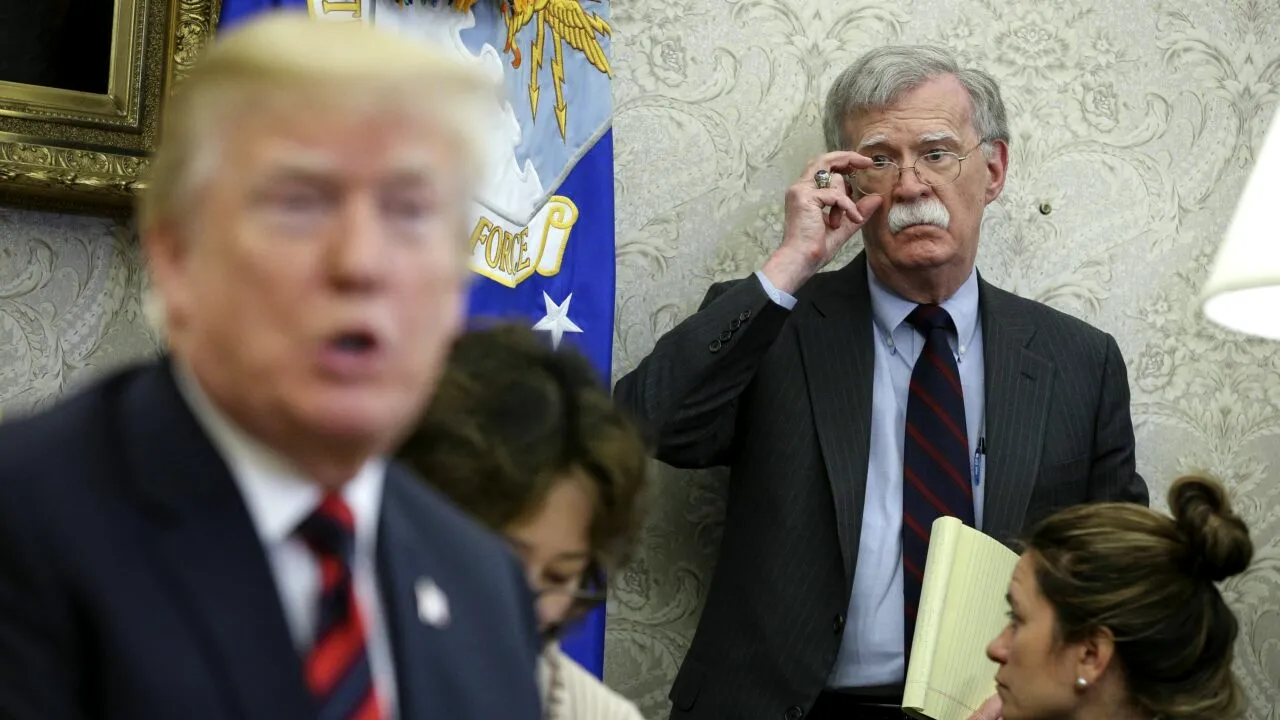Fostul consilier pe securitate al lui Trump, devenit acum critic, a pledat vinovat pentru deținere ilegală de documente secrete