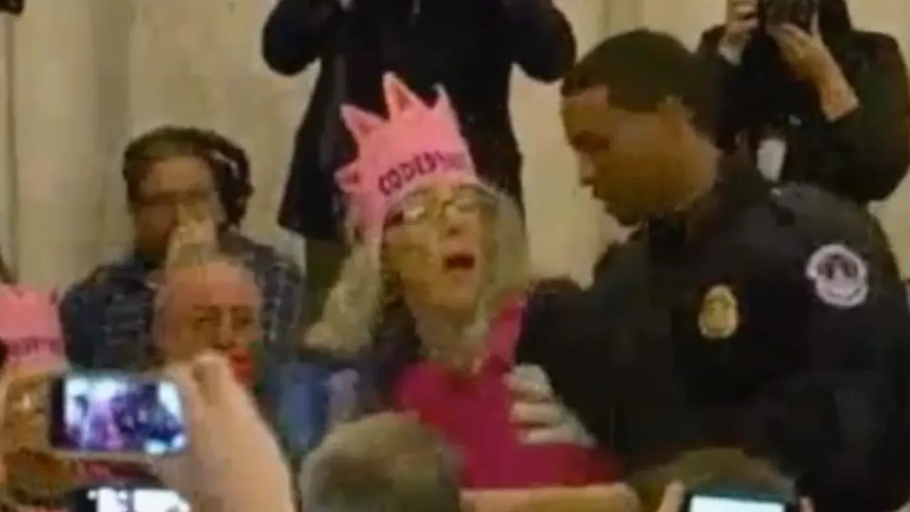 
Situația bizară din cauza căreia o femeie a fost arestată și riscă să stea un an la închisoare. Ar putea fi primul caz din lume
