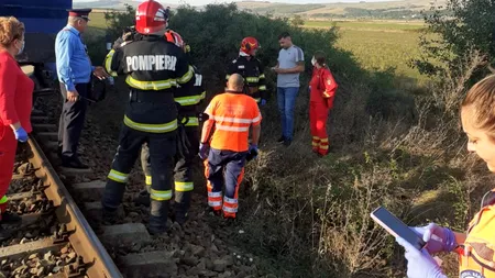 Un copil de 13 ani și un bărbat de 30 de ani au MURIT după ce căruța în care se aflau a fost lovită de tren, în județul Vaslui