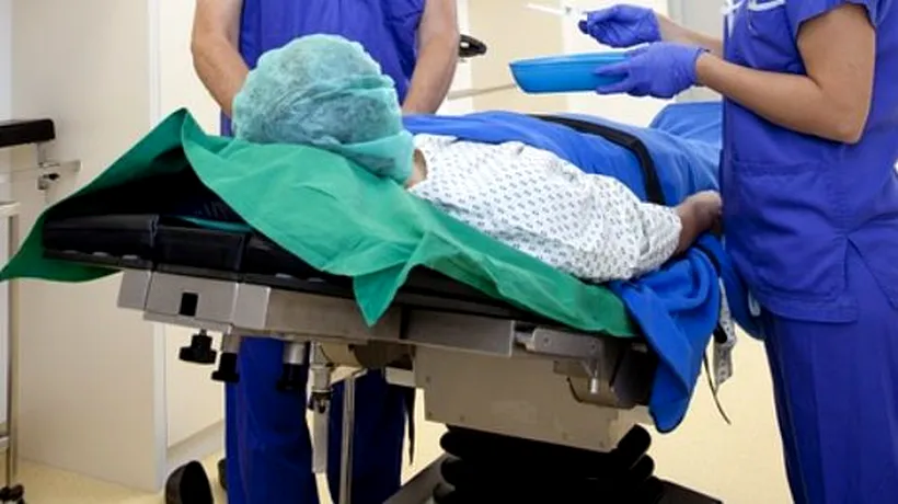 REVOLTĂTOR. Un pacient diagnosticat cu coronavirus, din București, își scoate masca și îi scuipă pe medicii care îl tratează