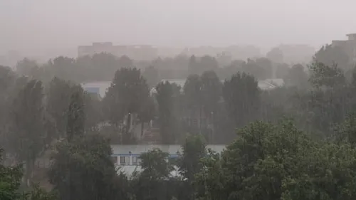 Cod portocaliu de ploi torențiale în București, duminică seară, până la ora 21.20