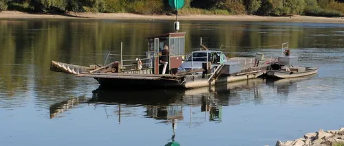 Un bac s-a scufundat în Dunăre. Persoanele de la bord au înotat până la mal