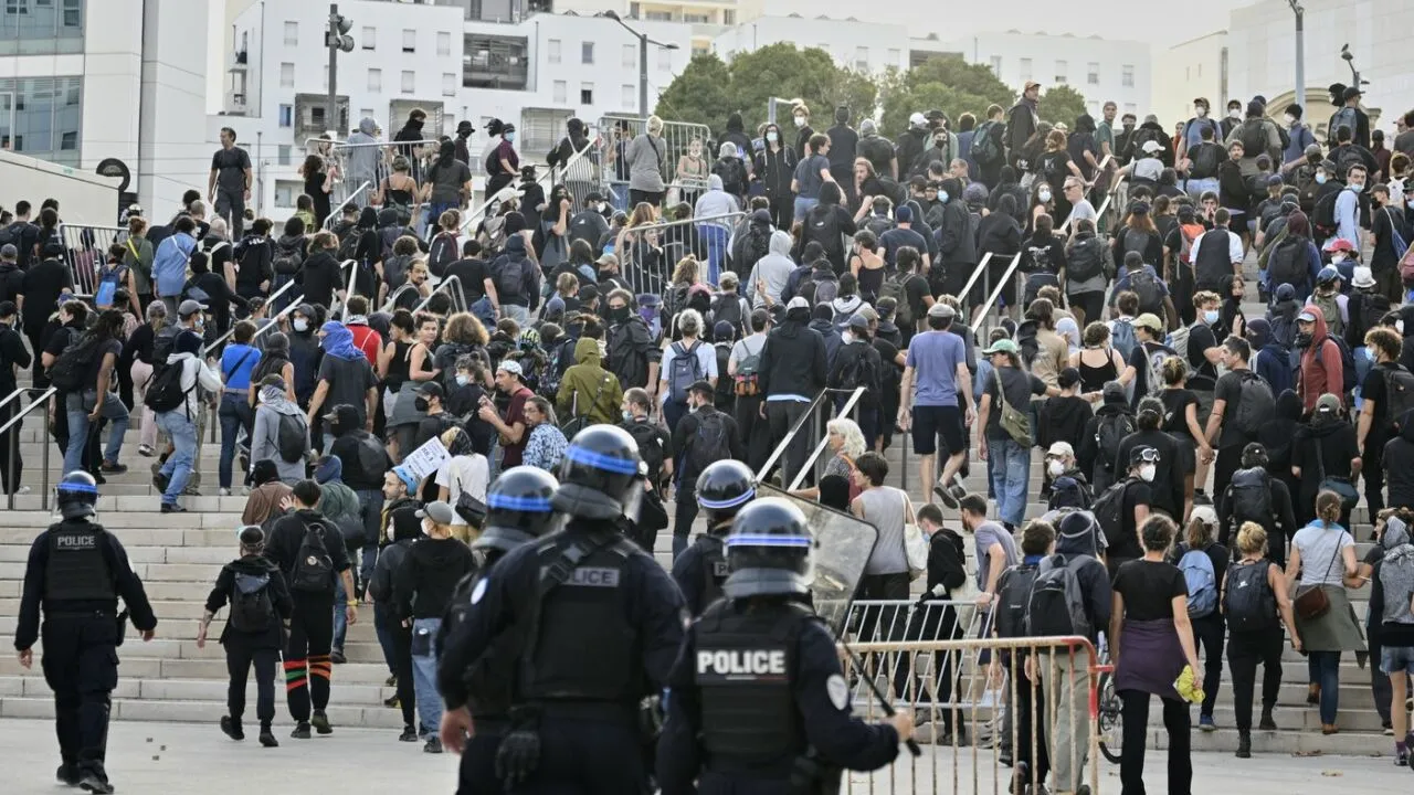 TENSIUNILE continuă în Franța. Mișcarea „Blocăm totul” organizează proteste la nivel național. Întreaga țară, marcată de incidente