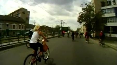 PROTEST INEDIT. Circa 600 de arădeni au pornit într-un marș cu bicicletele prin oraș