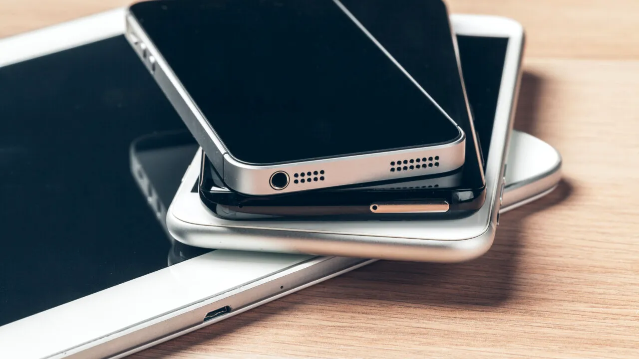 Dacă UE impune ca telefoanele mobile să aibă baterii interschimbabile, de ce nu vor respecta asta și următoarele iPhone-uri?