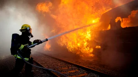 Locomotiva unui tren de marfă cu 43 de vagoane a luat foc în mers, mecanicul fiind grav rănit