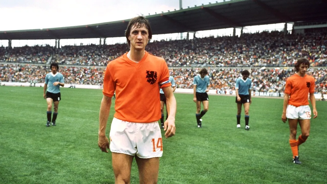 Johan Cruyff a fost omagiat în minutul 14 al meciului amical disputat împotriva Franței