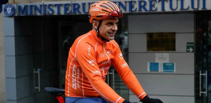 Ministrul Sportului, Eduard Novak, se antrenează pentru Jocurile Paralimpice in Bulgaria pentru că în România nu exista velodrom