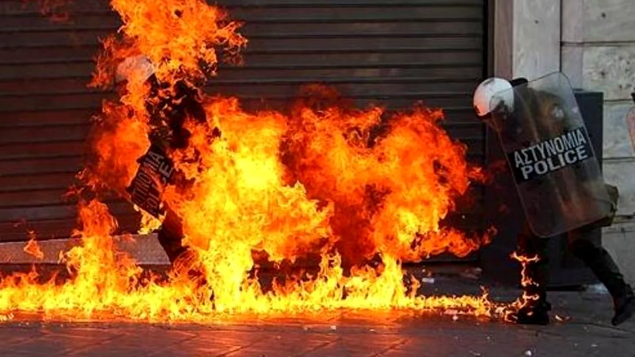 Imagini din timpul violențelor de la Atena. Lupte de stradă între poliție și protestatari. VIDEO
