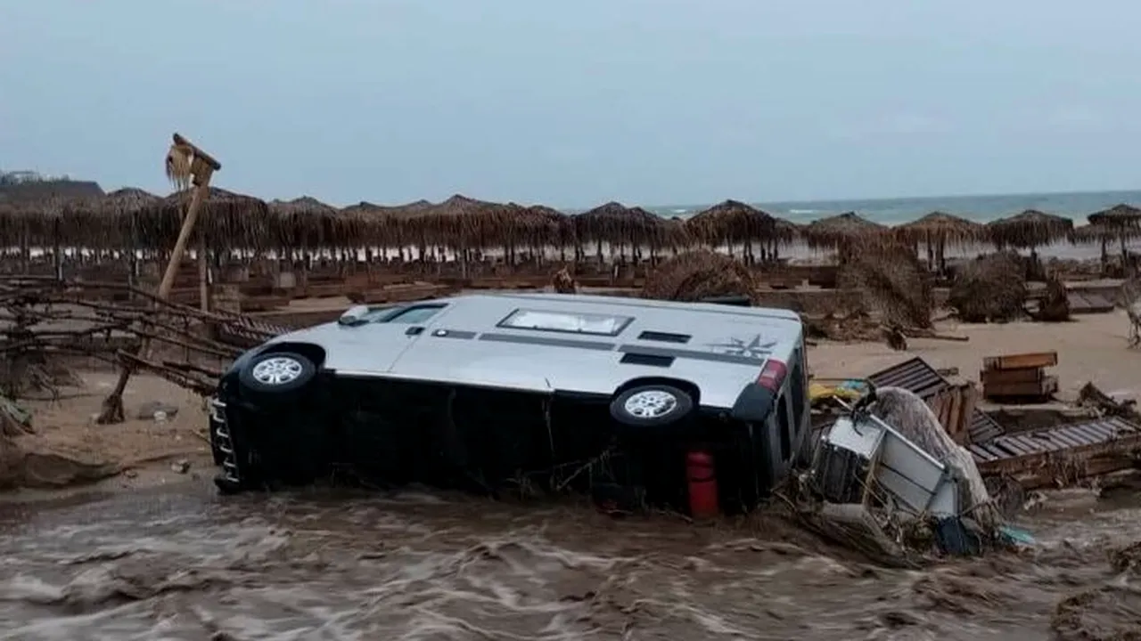 PRĂPĂD în Moldova: autoturisme blocate pe șosele, trenuri oprite în gări!