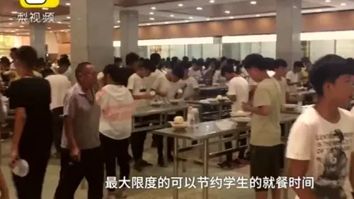 Motivul pentru care cantina unui liceu din China A RENUNȚAT la scaune și îi lasă pe elevi să mănânce ÎN PICIOARE