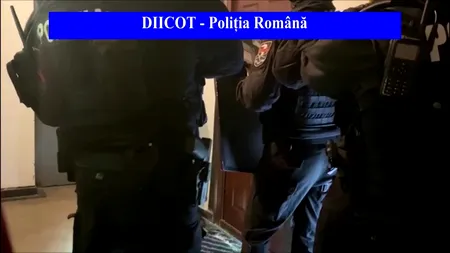 VIDEO. Mascații au intrat peste mai mulți membri dintr-o rețea care recrutau minore prin metoda „loverboy”