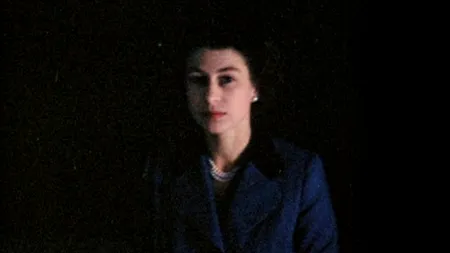 FOTO DOCUMENT. Regina Angliei, la puțin timp după ce tatăl său a murit, iar ea a aflat că trebuie să preia tronul