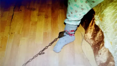 Fetiță de 10 ani din Dolj, legată cu lanțul de un picior chiar de bunica sa. Ce a pățit femeia