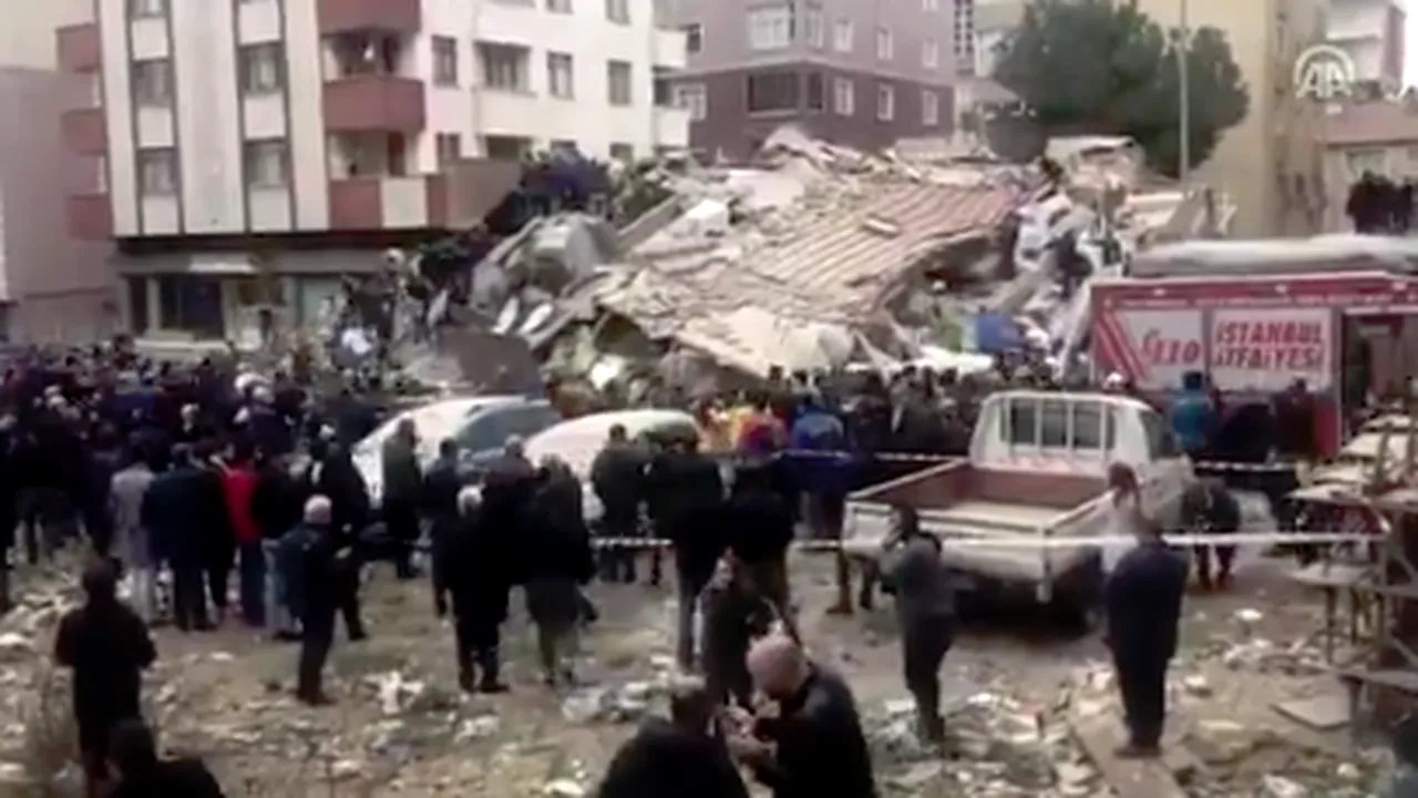 CA DUPĂ RĂZBOI. Un bloc de 8 etaje S-A PRĂBUȘIT în Istanbul