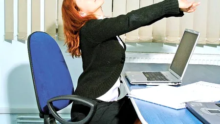 STUDIU. Riscurile la care se expun persoanele care stau pe scaun 10 ore pe zi