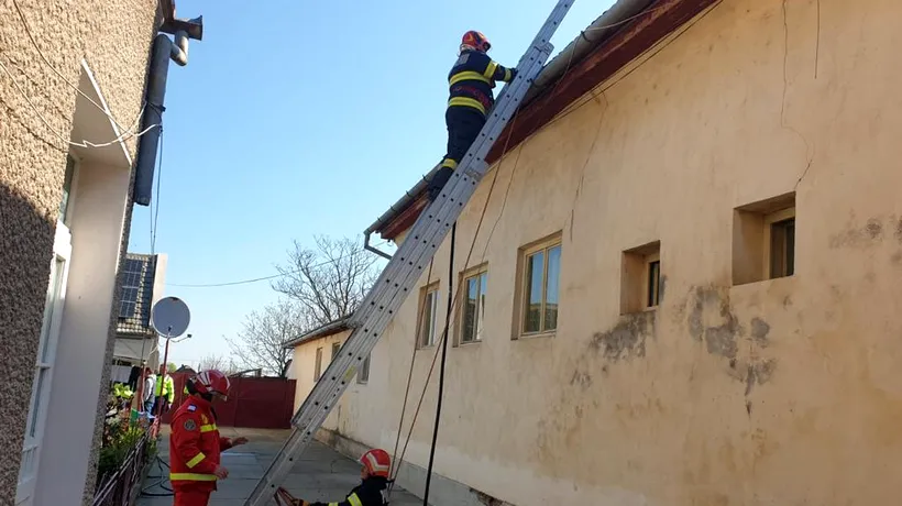 FOTO. Incendiu la o școală din județul Arad: Aproximativ 50 de profesori și elevi au fost evacuați