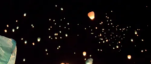Ploiești: Unul dintre lampioanele lansate spre cer de Revelion a ajuns pe o copertină care a luat foc