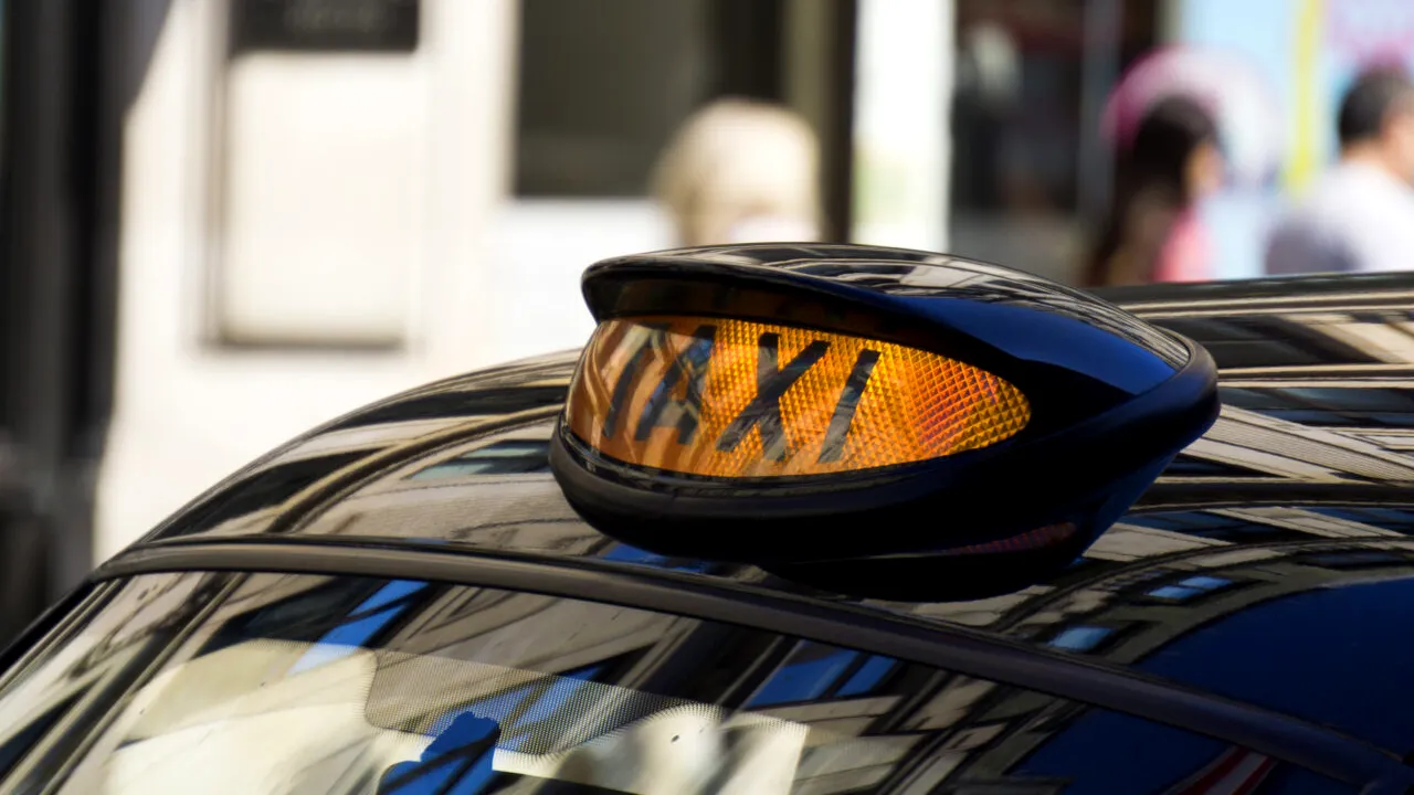 Un taximetrist din Constanța a fost reținut după ce a încercat să violeze o clientă. Bărbatul are 41 de ani, iar clienta 21