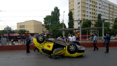 ACCIDENT ÎN CAPITALĂ. Taxi răsturnat pe un bulevard din sectorul 3, după impactul cu un alt autoturism