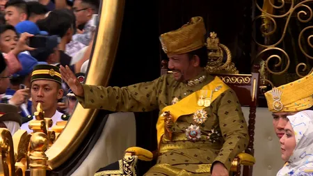 Aroganță fără margini a sultanului din Brunei: a pus 50 de oameni să-l care prin oraș într-un car de aur. VIDEO-ul a făcut rapid înconjurul lumii