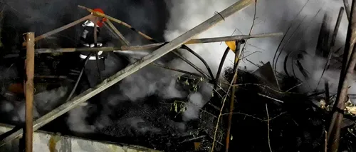 La un pas de dezastru în Arad: Incendiul de la o magazie, anihilat înainte să se extindă la casele vecinilor - FOTO / VIDEO