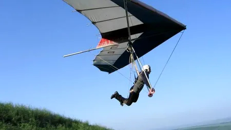 Contrabandiștii de țigări dau dovadă de inventivitate. Marfă din Republica Moldova, introdusă în țară cu deltaplanul