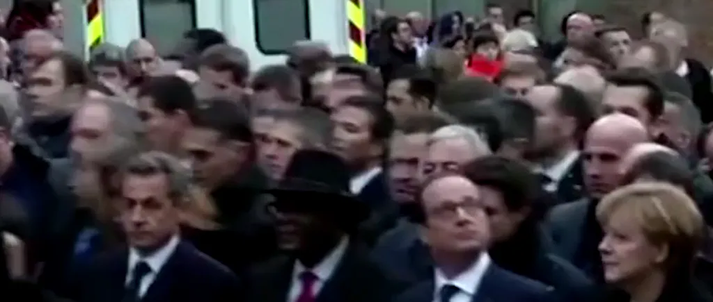 Momentul în care Nicolas Sarkozy s-a strecurat în primul rând, rezervat actualilor șefi de stat, la marșul din Paris