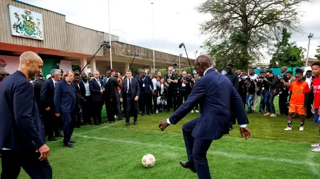 Meci „amical“ la Nairobi. Emmanuel Macron joacă fotbal cu președinții din Senegal și Kenya