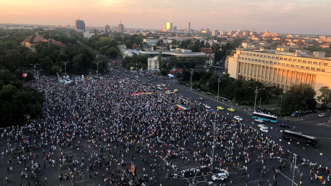 Protest 10 august | Patru protestatari din Piața Victoriei au fost duși la secțiile de poliție 