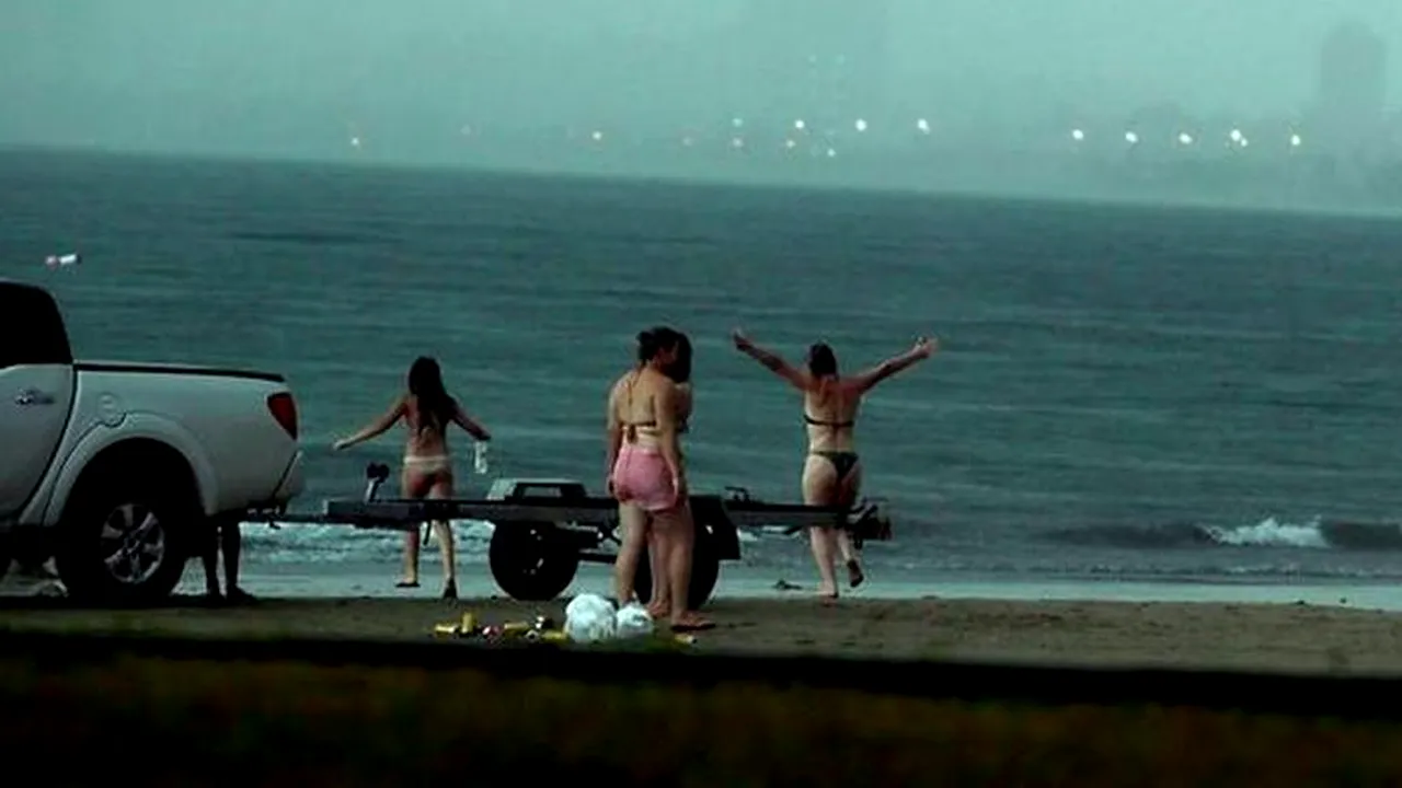 Un fotograf a surprins momentul în care o femeie este lovită și ucisă de un fulger