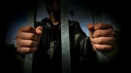 CRIMĂ șocantă în Penitenciarul Arad. Un deținut de 31 de ani și-a ucis colegul de celulă după un conflict spontan. Arma crimei, un ciob de sticlă