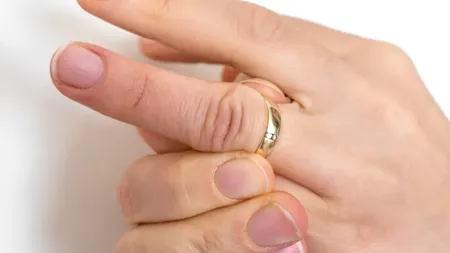 5 motive pentru care ai degetele de la mâini UMFLATE