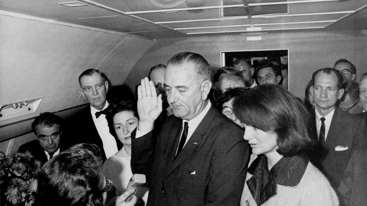 Cine a fost președintele american care a depus jurământul într-o ceremonie organizată în AIR FORCE ONE