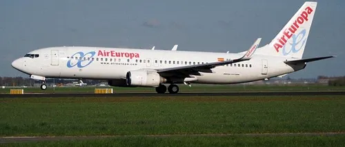 Un român a încercat să deschidă ușa unui avion în zbor. Ce motiv a invocat în fața polițiștilor