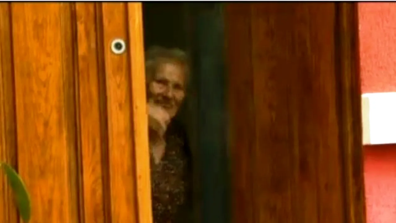 A găsit 2.000 de lei în fața unei porți și a sunat la ușă. Ce a urmat când proprietarul a deschis