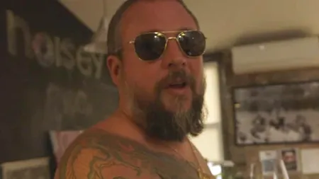 Un mogul media ca un STAR ROCK: cine e jurnalistul care și-a permis recent extravaganța unei mese de 300.000 de dolari. „Nu e neobișnuit să-l vezi în redacție umblând la bustul gol